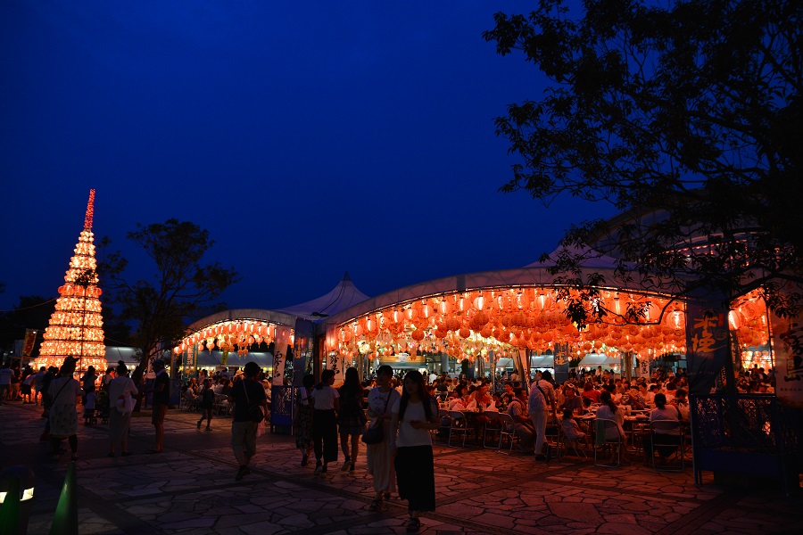▲約1万灯のランタンが、宮崎の夜を照らす「みやざきグルメとランタンナイト」