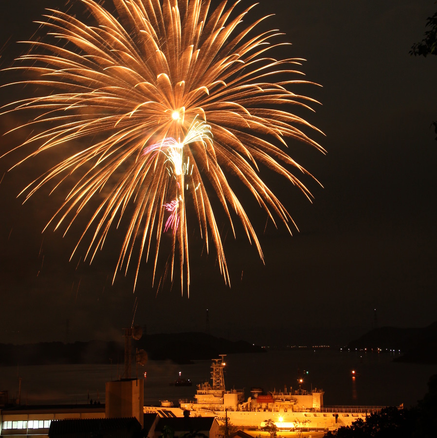 海上から上がる花火は迫力満点 海上から上がる花火は迫力満点