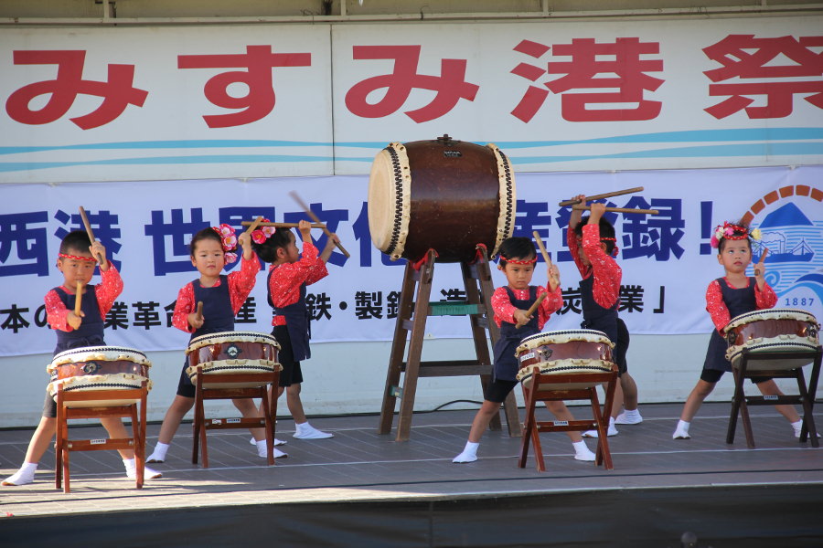 子供たちも一緒に祭りを盛り上げます