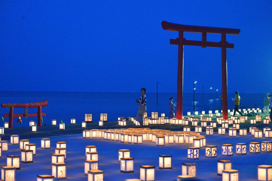 海中鳥居と灯篭の幻想的な世界を楽しむことができます 海中鳥居と灯篭の幻想的な世界を楽しむことができます