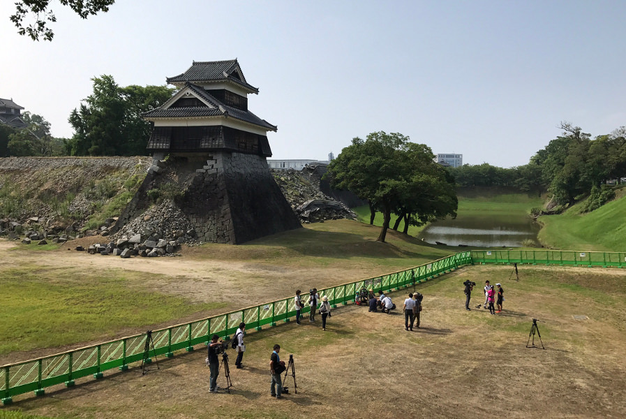 戍亥櫓北側の外堀は櫓から20メートルの距離まで近づけます