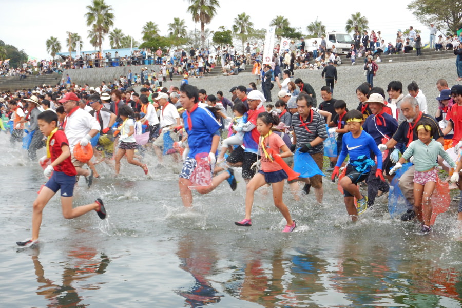 ▲大人も子供も車えびを探して海の中へダッシュ!
