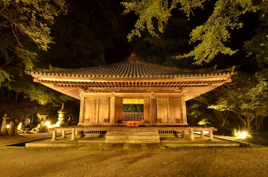 ▲春は梅、夏は新緑、秋は紅葉、冬は雪景色が堪能できる国宝 富貴寺