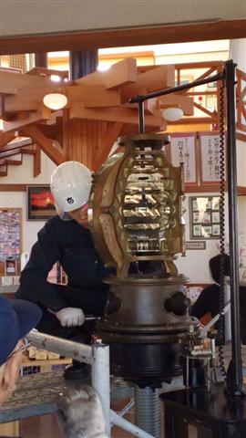 9月29日(金)、東京から石狩市に里帰りした旧石狩灯台レンズの設置作業の様子