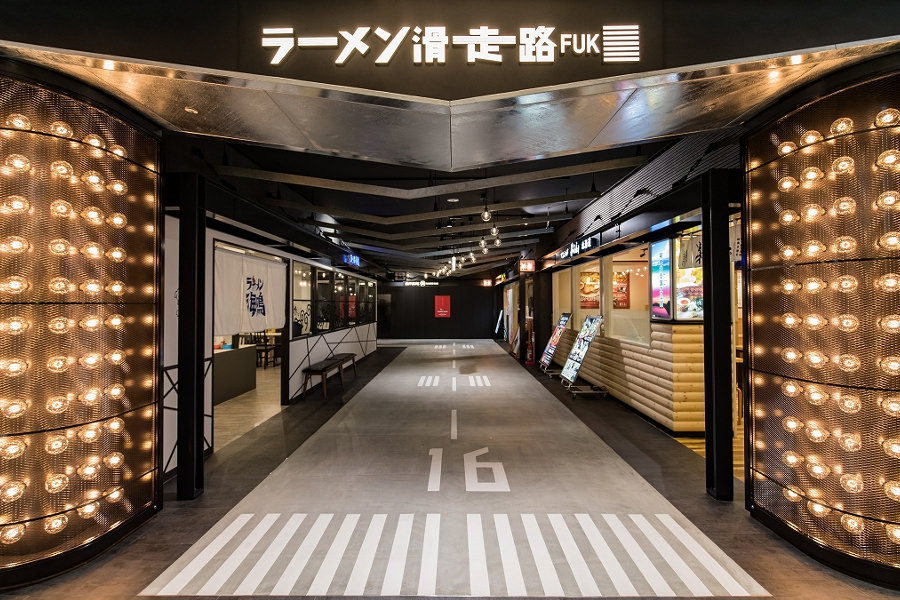 ▲ラーメン9店とスイーツ1店が並ぶラーメン滑走路 ラーメン9店とスイーツ1店が並ぶラーメン滑走路