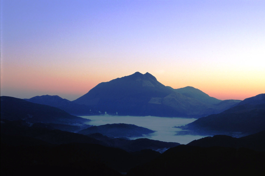 ▲湯布院盆地を覆う朝霧と由布岳