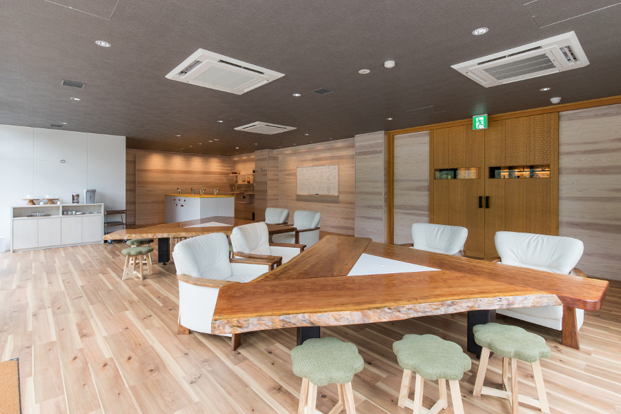 ▲梅酒工場「梅酒蔵おおやま」内にある宿泊者専用サロン