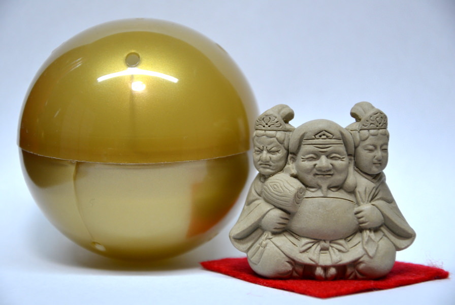 ▲毎回、完売となったカプセル博多人形を高級化。写真は制作途中のもの 毎回、完売となったカプセル博多人形を高級化