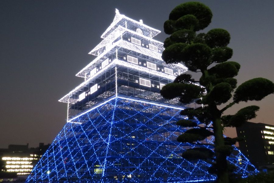 ▲高さは土台10メートル・天守部分19メートルの約29メートル、横幅約25メートルの府内城が現代に蘇ります 大分城