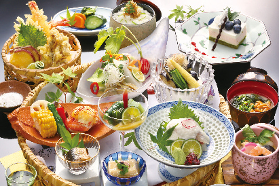 温泉宿の豪華ランチが楽しめます（写真はイメージ）