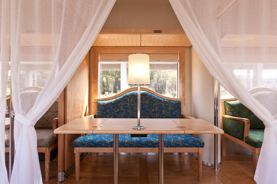 ▲ホテルのリビングをイメージしたゆとりある雰囲気の車内 ホテルのリビングをイメージしたゆとりある雰囲気の車内