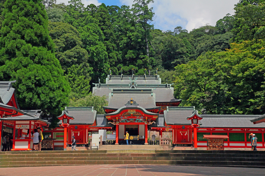 ▲霧島七不思議などのパワースポット「霧島神宮」にも立ち寄れます ▲霧島七不思議などのパワースポット「霧島神宮」にも立ち寄れま