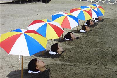 ▲世界でも珍しい「天然砂むし温泉」を体験！