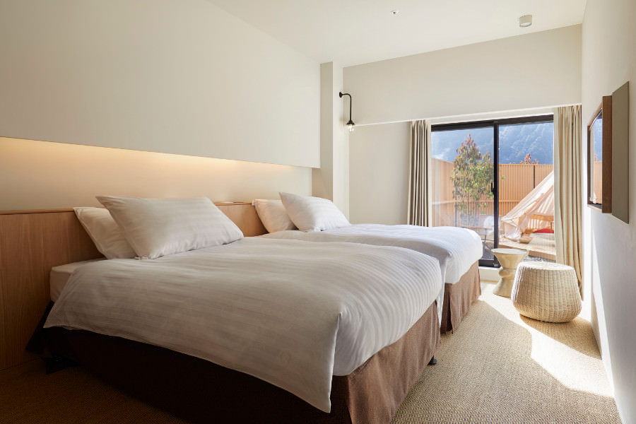 ▲ベッドルームからテラス、そしてそのまま山へと続くような景観と一体になった客室 ▲ベッドルームからテラス、そしてそのまま山へと続くような景観