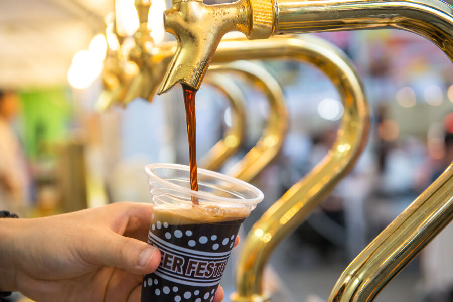 ビアサーバーから注ぎたてのクラフトビールで乾杯