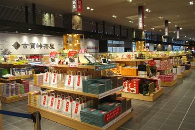 24時間営業のショッピングコーナーは、売場面積が約2.4倍に