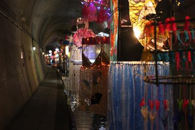 気温17度の涼しいトンネルの中に七夕飾りが飾られます
