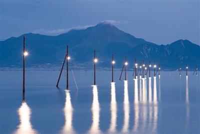 海の中に立ち並ぶ電柱。目の前には雄大な雲仙普賢岳を望めます