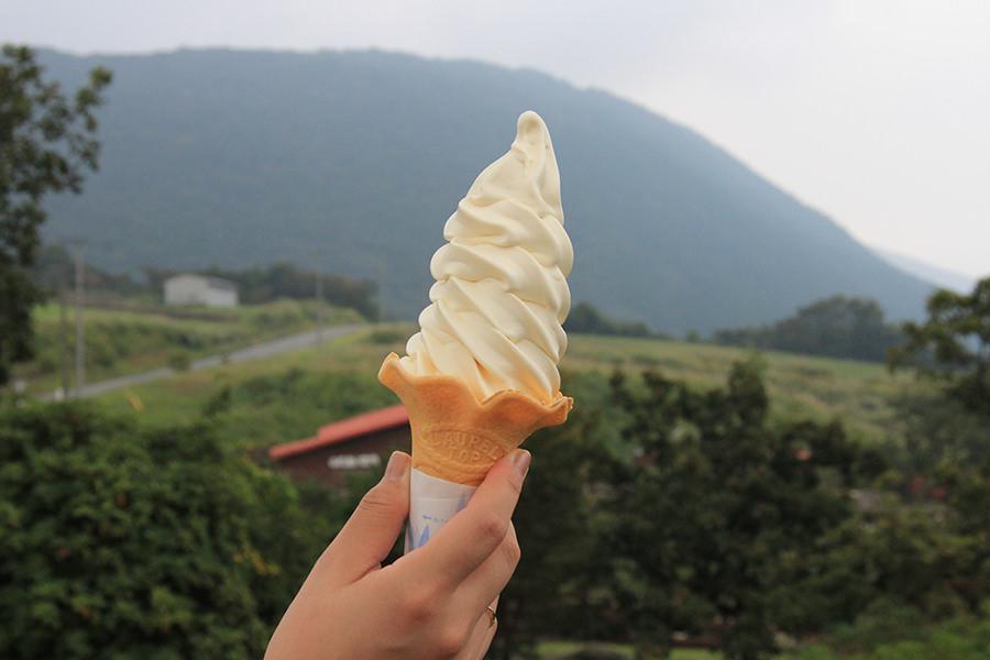 ▲広大な自然をバックに撮るソフトクリームは、インスタ映えします 広大な自然をバックに撮るソフトクリーム