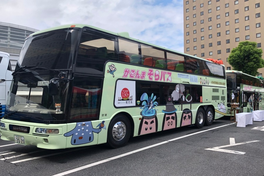 ▲地元の高校生らによってデザインされた外観には鹿児島の偉人や特産品が描かれています