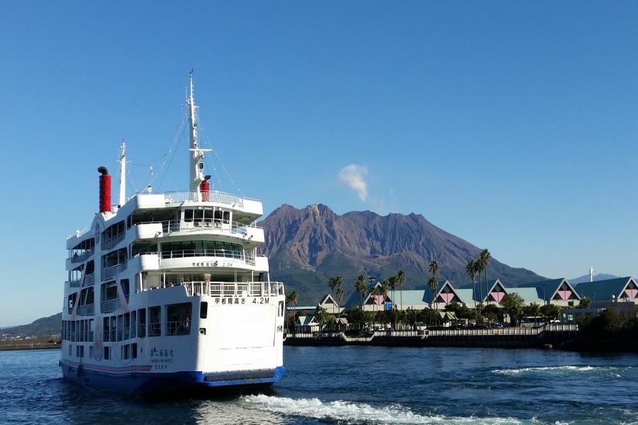 ▲日本初のフェリー乗船オープンバスでもあるかごんまそらバス ▲日本初のフェリー乗船オープンバスでもあるかごんまそらバス