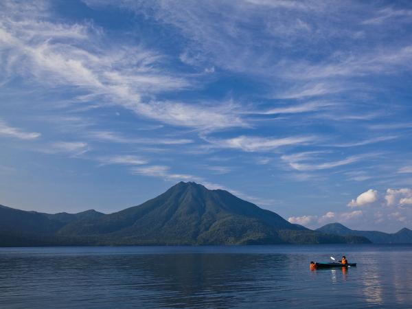 ▲澄みきった水質で知られる支笏湖へは、札幌から車で約40分ほど 北海道キャンペーン