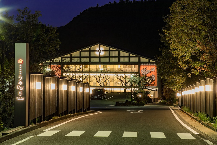 ▲日田左官職人が手掛けた「漆喰梅壁」が印象的な外観 ▲日田左官職人が手掛けた「漆喰梅壁」が印象的な外観