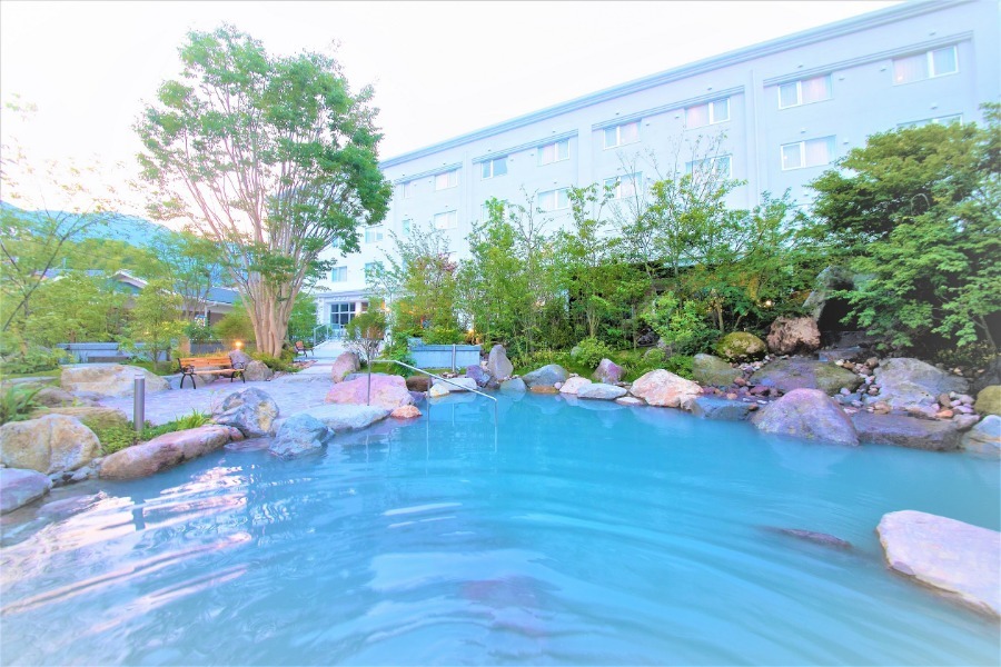 ▲水着で入る混浴の庭園露天風呂。日々の疲れをじっくり癒して