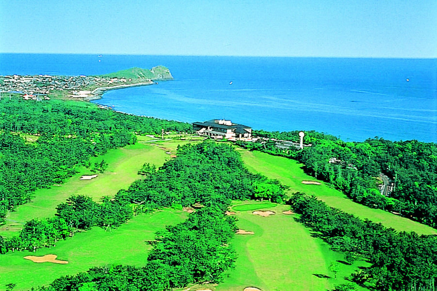 ▲コースと海のコントラストが美しい、開放感抜群の芥屋ゴルフ倶