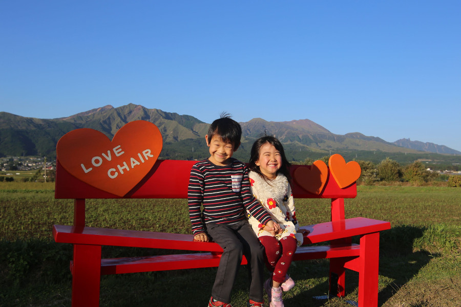▲座ると自然に体が寄り添うラブチェアー