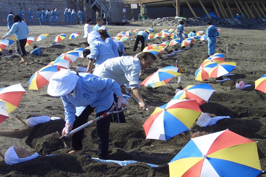 ▲熱い砂をかけると10分位で全身に汗が吹き出し爽やかな気分になります ▲熱い砂をかけると10分位で全身に汗が吹き出し爽やかな気分に