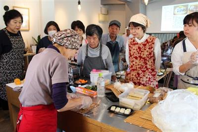 佐伯で活躍する名料理人を講師に、やさしい料理教室を開催