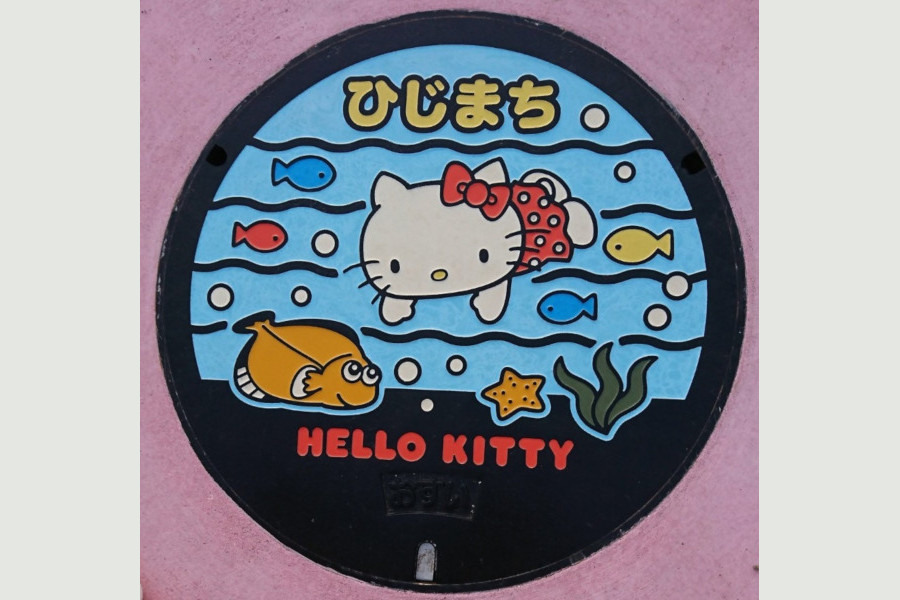 ▲城下カレイとキティちゃんが海中で出会う図柄のマンホールをデザイン 城下カレイとキティちゃんが海中で出会う図柄のマンホールをデ