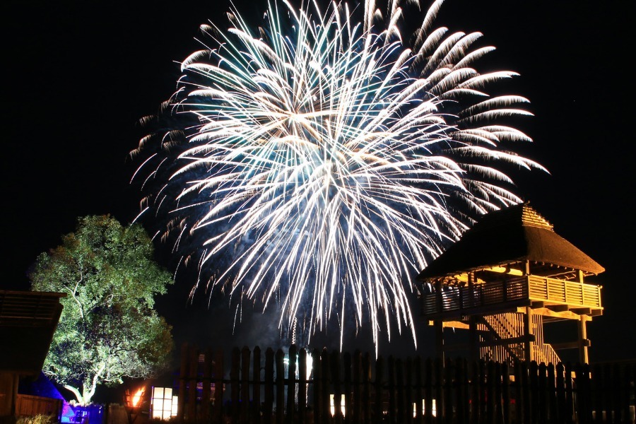 ▲打ち上げ花火 約500発の花火の演出を。「吉野ヶ里 光の響」開催 ▲打ち上げ花火 約500発の花火の演出を。「吉野ヶ里 光の響