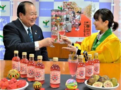さげもんサイダーをPRする金子健次市長