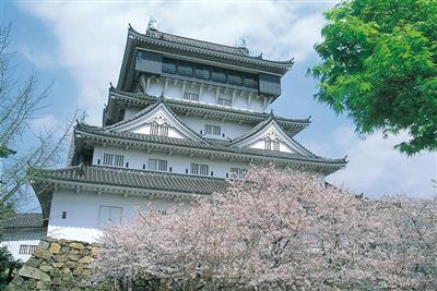 お花見スポットとしても有名な小倉城
