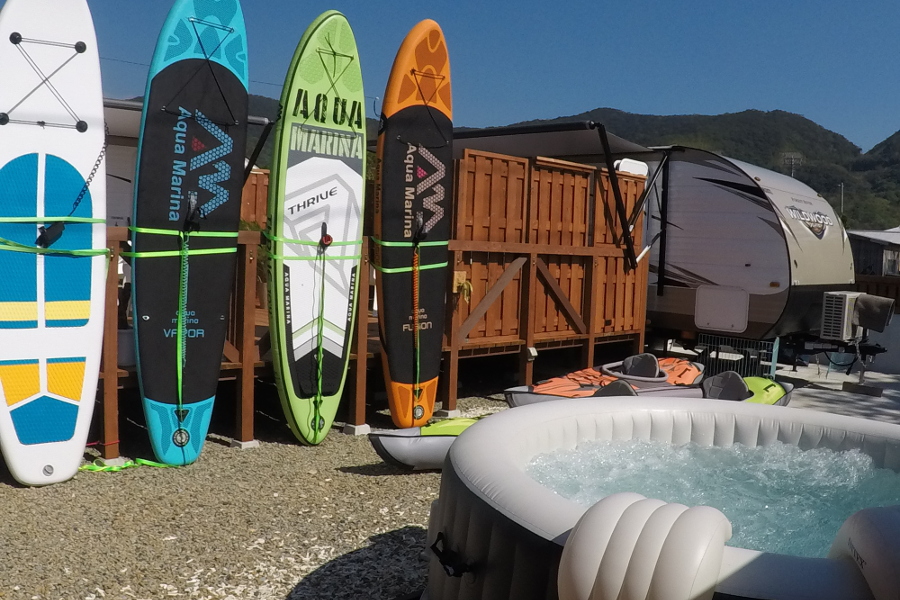 ▲嘉鉄ブルーと称えられる嘉鉄湾から徒歩1分の場所に位置する「リゾネッチャヴィラ・イン・嘉鉄」 嘉鉄ブルーと称えられる嘉鉄湾から徒歩1分の場所に位置する「リ