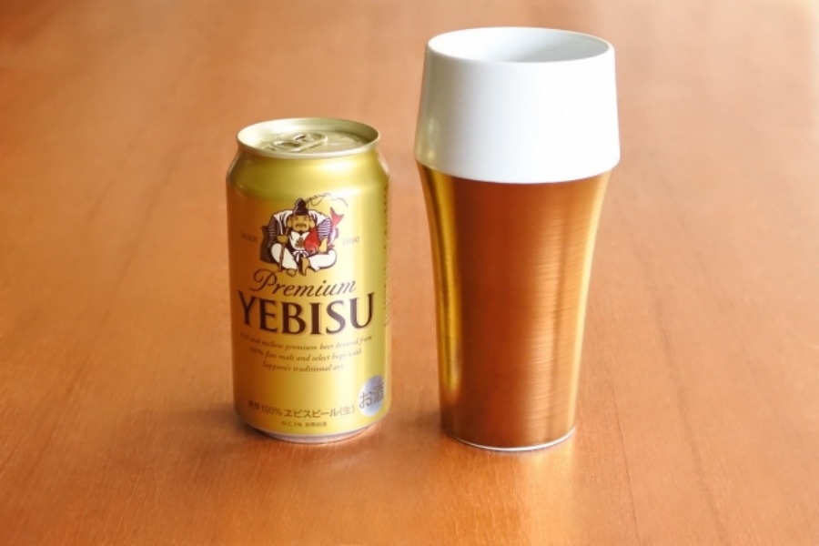 ▲父の日にピッタリな「有田焼ビアカップ ゴールド」 ▲父の日にピッタリな「有田焼ビアカップ ゴールド」