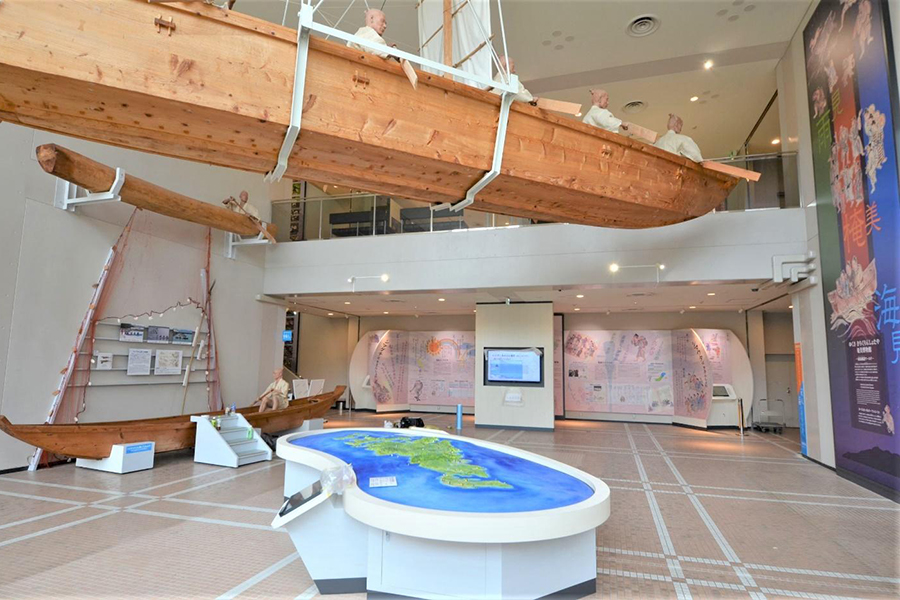 ▲迫力満点の船がお出迎え。左奥は乗船可能な板付け船です!(1階) 迫力満点の船がお出迎え。左奥は乗船可能な板付け船です!(1階