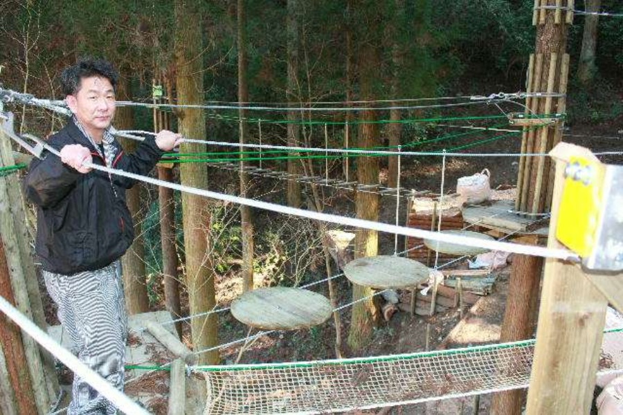 ▲木々の間を渡り「空中散歩」を楽しめるアスレチックレジャー 「空中散歩」を楽しめるアスレチックレジャー