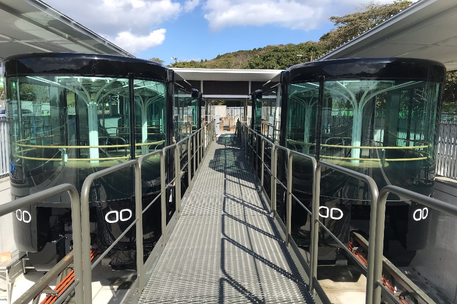 ▲スロープカーは、40人が乗れる車両を2両つないで運行! スロープカー