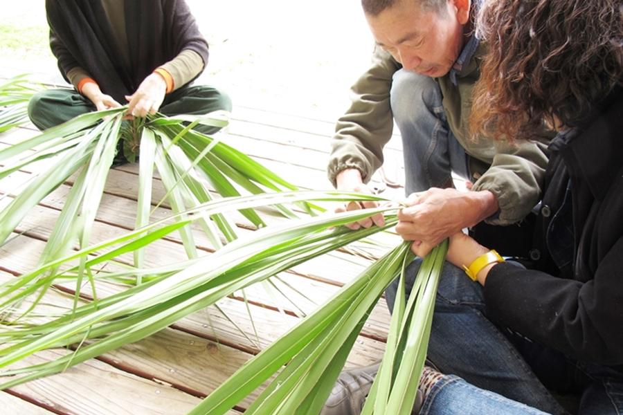 ▲優しく丁寧に教えてもらえるビロウの葉を使ったマイバッグ作り ビロウの葉を使ったマイバッグ作り