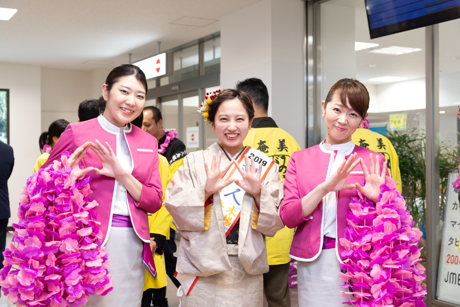 ▲アジアのリーディングLCCを目指して、恒例のPeachポーズ アジアのリーディングLCCを目指して、恒例のPeachポーズ