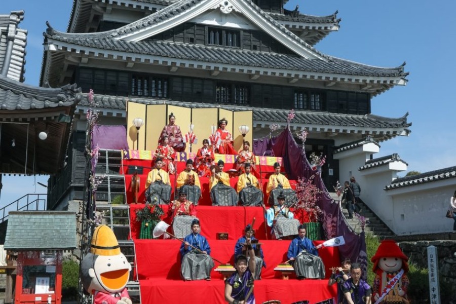 ▲お内裏様&お雛様になりきって巨大ひな壇に登壇しよう! お内裏様&お雛様になりきって巨大ひな壇に登壇しよう