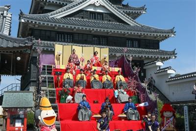 お内裏様＆お雛様になりきって巨大ひな壇に登壇しよう
