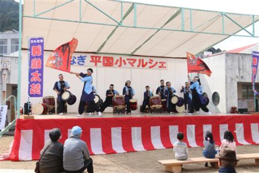 ▲イベントのもち投げ大会は、子供から大人まで楽しくまかれた餅やお菓子を拾い集めます もち投げ大会は餅やお菓子を拾い集めます