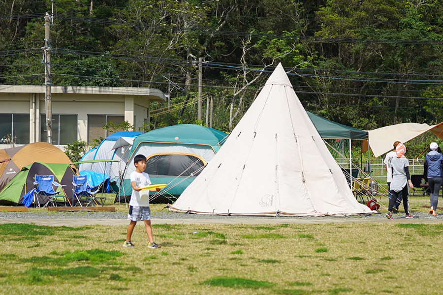 ▲キャンプブースには色とりどりのテントが並びます キャンプブース
