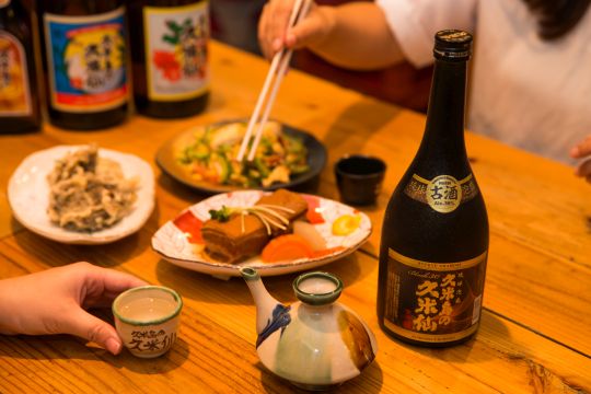 古酒は「カラカラ」で飲んでみるのはいかが？