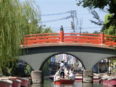 乗船場をスタート後、すぐに三柱神社の赤い欄干橋をくぐる