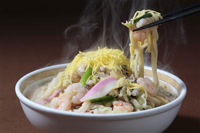 たっぷりの具材と太い麺、白濁したスープが特徴だ